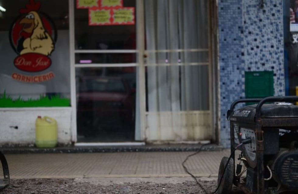 Recorren las calles con un generador para ayudar a los vecinos que continúan sin luz en La Plata