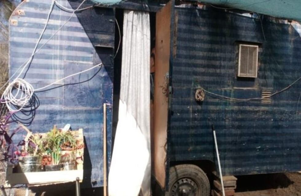 Para escapar de la violencia de su novio se tuvo que ir a vivir a una casilla con sus hijos