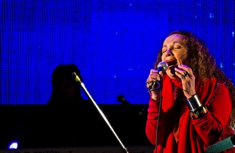 Suna Rocha canta en el Gran Hotel Viena de Miramar de Ansenuza