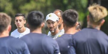 El ex Valencia y Boca Juniors no tenía diálogo con el entrenador saliente\u002E (@carcoficial)