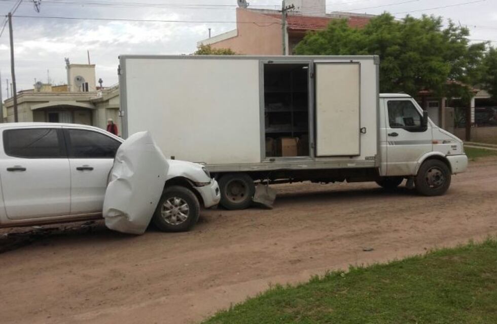 Chocaron un camión y una camioneta en General Cabrera