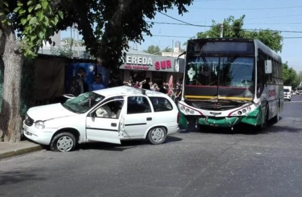 San Juan: un colectivo atropelló a un auto y falleció una mujer