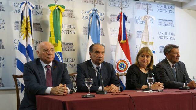 BAS101. BUENOS AIRES (ARGENTINA), 01/04/2017.- De izquierda a derecha, los ministros de Exteriores de Paraguay, Eladio Loizaga; el de Brasil, Aloysio Nunes; la de Argentina, Susana Malcorra y el de Uruguay, Rodolfo Nin Novoa, participan en una reuniu00f3n hoy, su00e1bado 1 de abril de 2017, en Buenos Aires (Argentina). Los cancilleres de los estados miembros del Mercosur denunciaron hoy en Buenos Aires la