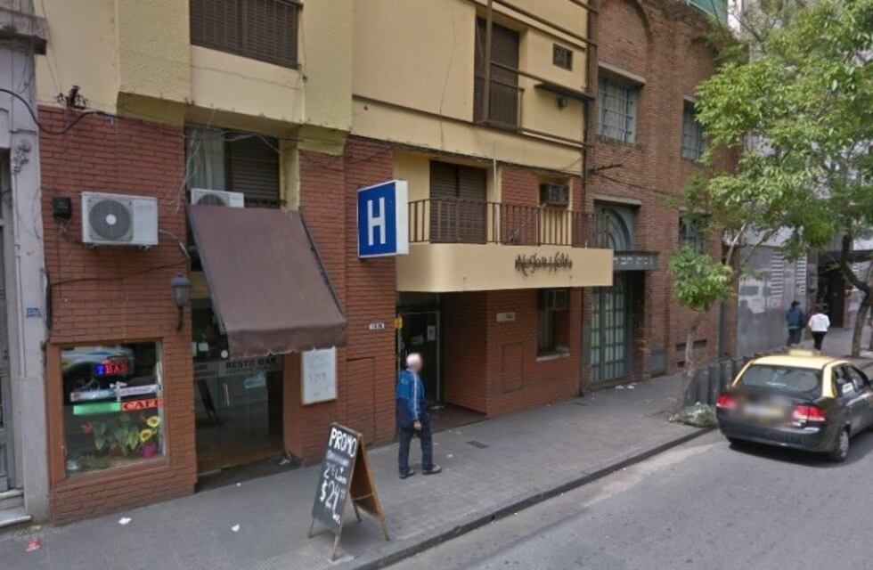 Disparos en pleno centro: joven fue baleado en la puerta de un hotel en Roca y Mendoza