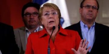 La presidenta chilena, Michelle Bachelet, brinda una conferencia de prensa el 04/02/2017 en La Moneda, sede de Gobierno en Santiago de Chile. Bachelet aseguru00f3 que la emergencia por los incendiosu00a0queu00a0por mu00e1s de dos semanas arrasaron con bosques y pastizales en el centro y sur del pau00edsu00a0estu00e1 terminando,u00a0por lo queu00a0ahora comienza la etapa de reconstrucciu00f3n.rn(Vinculado al texto de dpa
