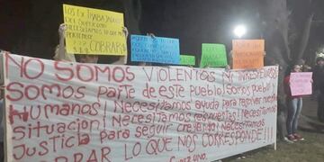 Empleados de Super Uno con la pancarta principal\u002E