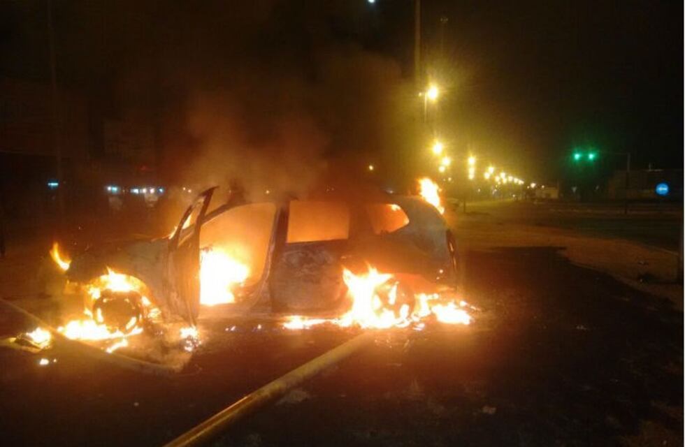 Un policía rescató a un hombre desvanecido en el interior de un auto que se incendiaba