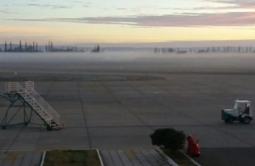 Por la niebla, el aeropuerto de la ciudad se encuentra inoperable