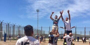 Jugadores de Liceo visitaron Almafuerte y jugaron al rugby con los internos