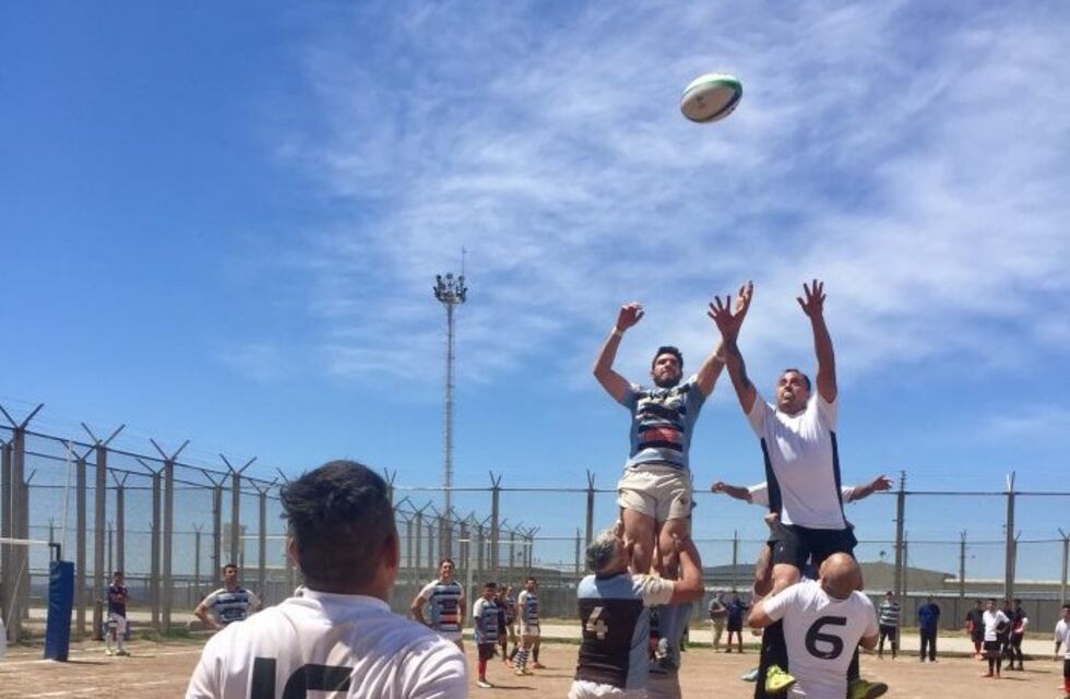 Jugadores de Liceo visitaron Almafuerte y jugaron al rugby con los internos