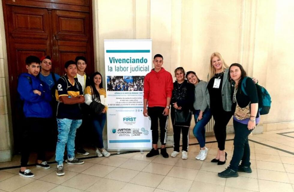 Jóvenes de Dumesnil visitaron el Palacio de Justicia
