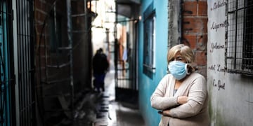 AME7717\u002E BUENOS AIRES (ARGENTINA), 05/05/2020\u002E- Personas son vistas al interior del barrio Villa 31 hoy martes, luego del crecimiento de los casos detectados de COVID-19 en barrios populares de la ciudad de Buenos Aires (Argentina)\u002E EFE/Juan Ignacio Roncoroni