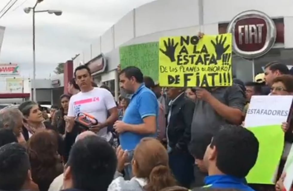 Protestas en la puerta de la concesionaria de Fiat