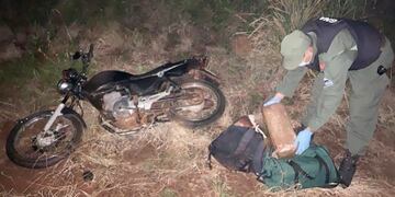Detuvieron a un motociclista con más de 17 kilos de marihuana