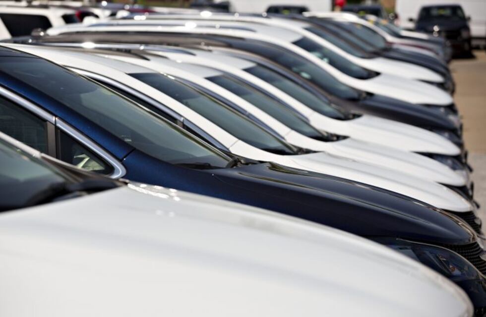 La venta de autos cayó 32,2% en febrero