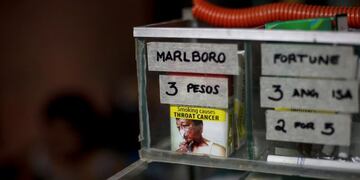 FIL01 MANILA (FILIPINAS) 31/05/2016\u002E- Un hombre muestra un paquete de tabaco con advertencias sanitarias impresas durante el Día Mundial Sin Tabaco, dentro de una tienda en la ciudad de Santo Tomás, en la provincia de Pampanga, al norte de Manila, Filipinas, hoy, 31 de mayo de 2016\u002E El Día Mundial Sin Tabaco se celebra todos los 31 de mayo para advertir sobre los riesgos de su uso y para apoyar políticas que fomenten la reducción en su consumo\u002EEFE/Mark R\u002E Cristino filipinas manila dia mundial sin tabaco venta de cigarrillos en manila