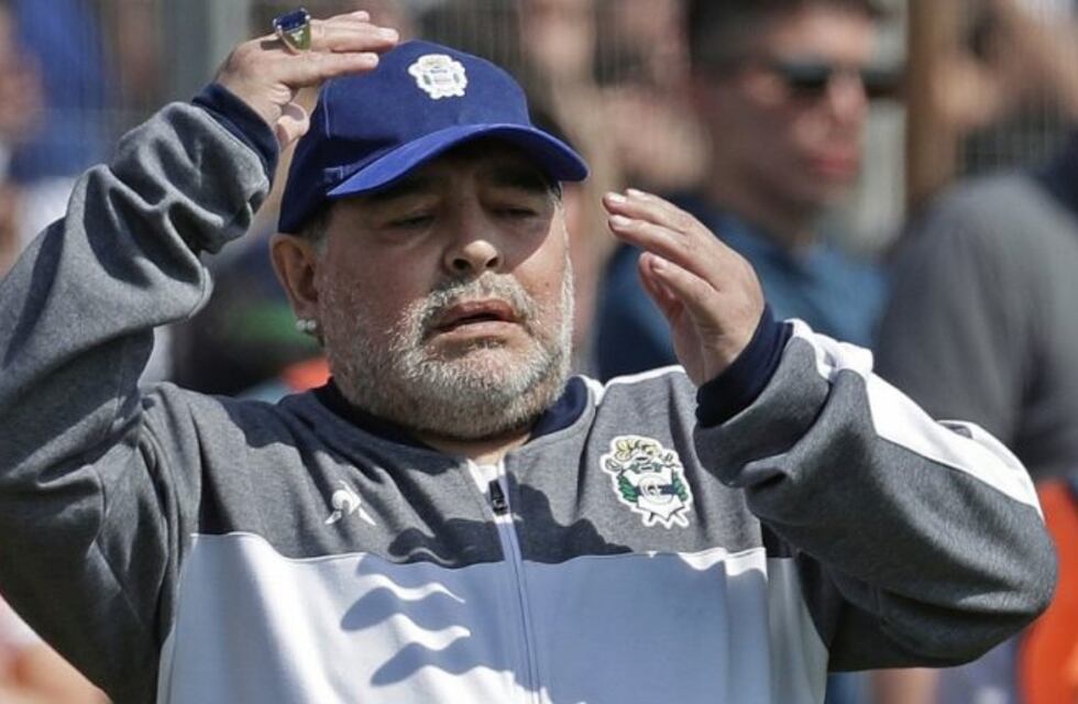 Diego Maradona maltrató a un grupo de niños y el video se volvió viral