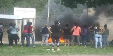 Quema de gomas de familiares de detenidos en la puerta de la Unidad Penitenciaria 6