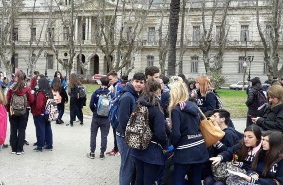 Estudiantes secundarios se movilizaron por el boleto estudiantil y comedores