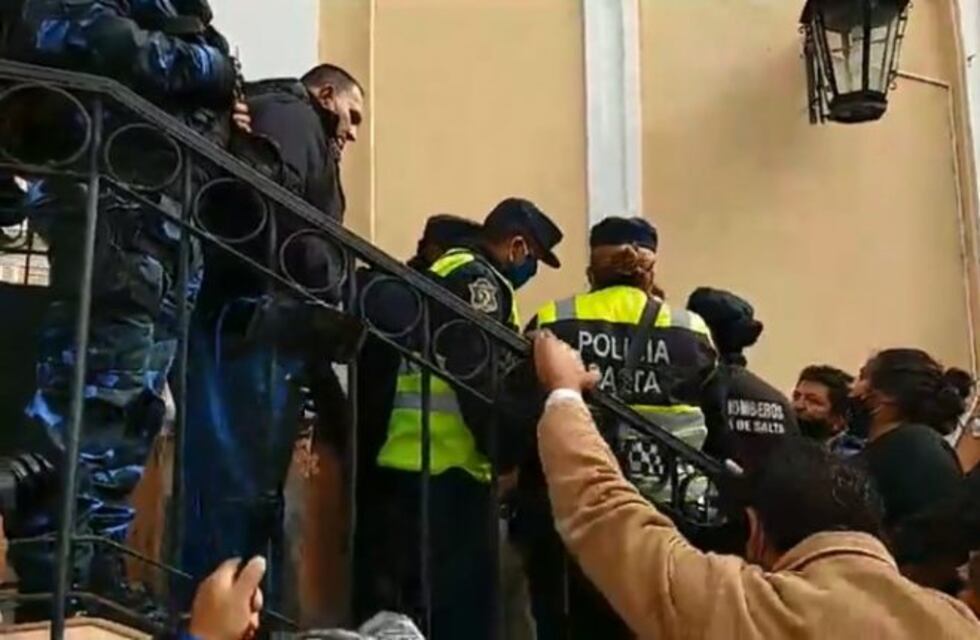 Taxistas y remiseros se manifestaron en la puerta de la Legislatura