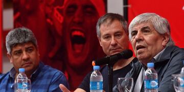 El presidente de Independiente, Hugo Moyano (der\u002E), junto a su hijo Pablo Moyano (izq\u002E) y el entrenador del club Ariel Holand, durante una conferencia de prensa el 08/05/2018 en Buenos Aires, Argentina\u002E Moyano negó que evalúe renunciar al cargo en momentos en que la Justicia investiga una presunta maniobra de lavado de dinero y asociación ilícita en el club argentino\u002E\r\n(Vinculado al texto de dpa \