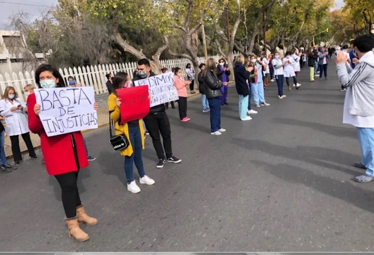 Los trabajadores del Hospital Guillermo Rawson, de San Juan, salieron a bancar a sus jefes echados\u002E