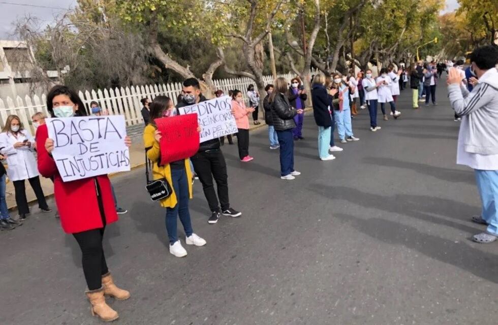 Los médicos del Hospital Rawson marcharon por sus jefes despedidos