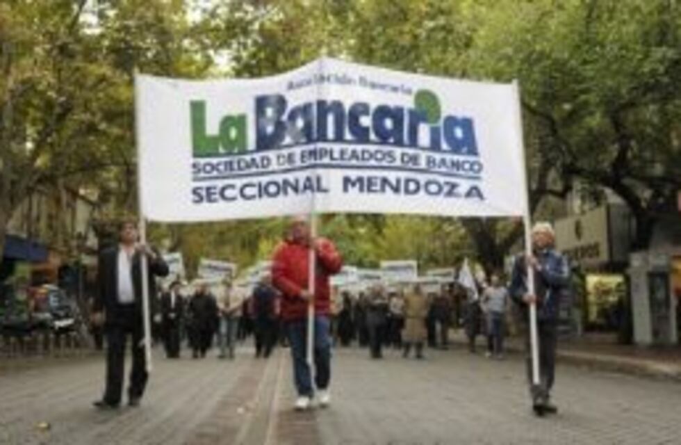 Sergio Giménez: "El Ejecutivo se deja presionar por la banca extranjera"