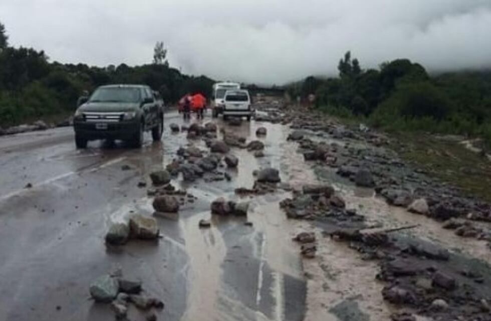 La Ruta 9 hacia la Quebrada, cortada por la crecida y desborde de arroyos