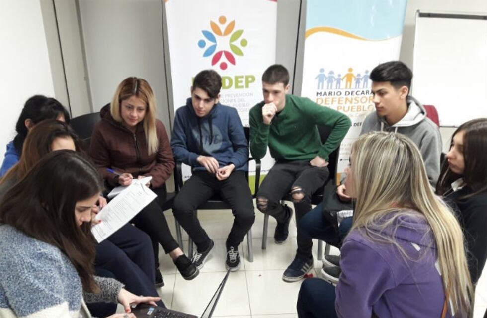 Jóvenes debatieron sobre alcohol y publicidad