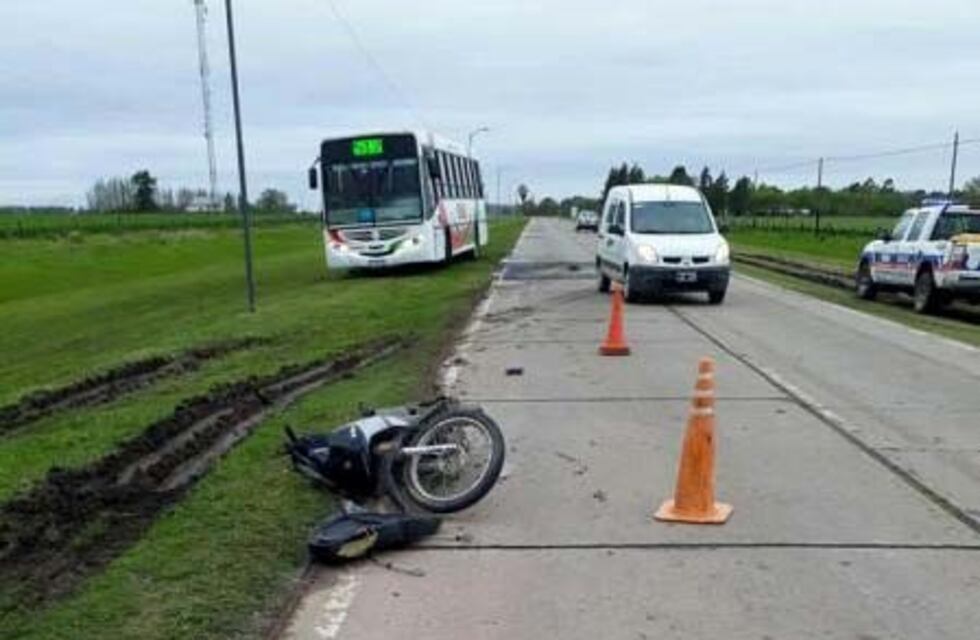 Un joven resultó herido tras chocar con su moto contra un auto
