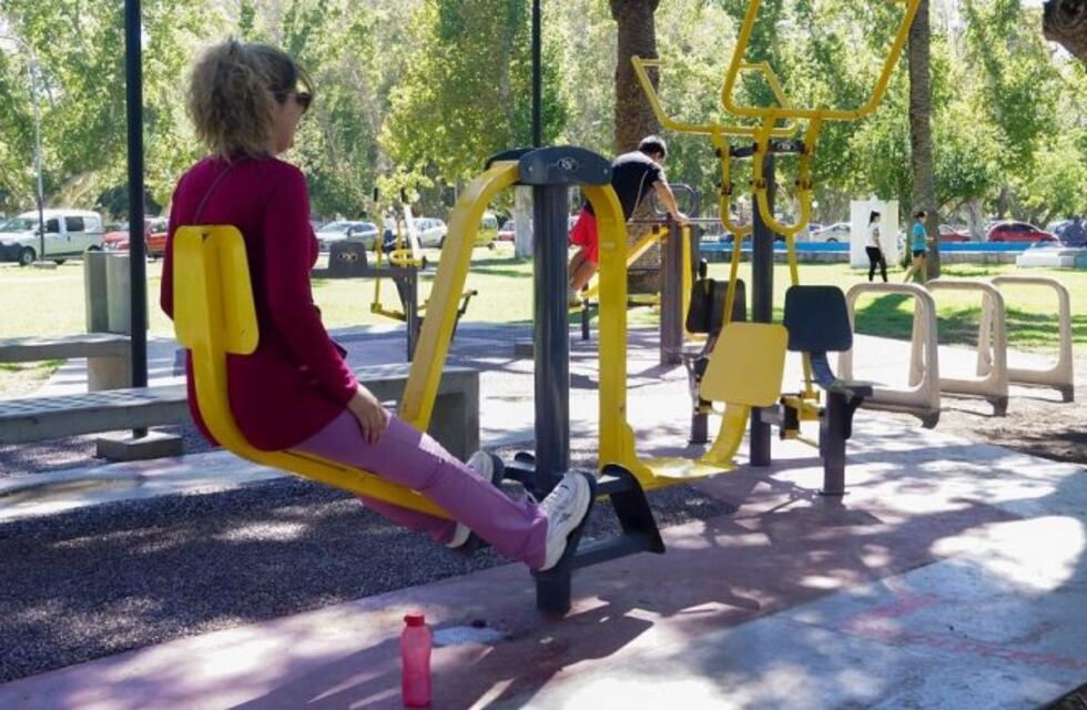 La Subsecretaría de Servicios Públicos colocó juegos saludables en Av. Libertad 1800