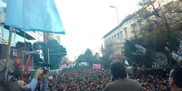 Las columnas de gremialistas alcanzaron las dos cuadras\u002E