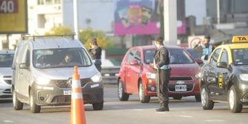 Controles en Puente Pueyrredón\u002E (Foto: Luciano Thieberger/Clarín)