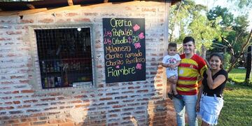 Joven familia obereña instaló un kiosco con el cobro del IFE