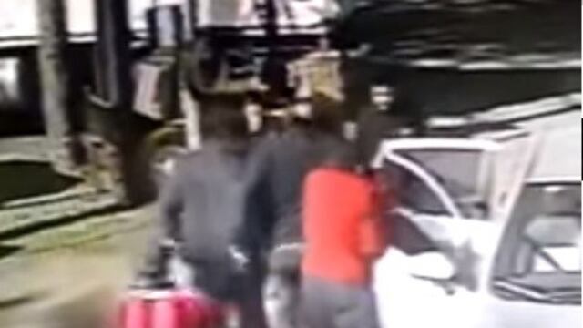 La llegada de la banda arma quedó registrada por las cámaras de seguridad el comercio\u002E