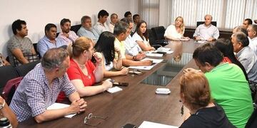 Matías Cánepa y Roberto Dib Ashur reunidos con los representantes de los gremios docentes\u002E (Prensa Gob de Salta)