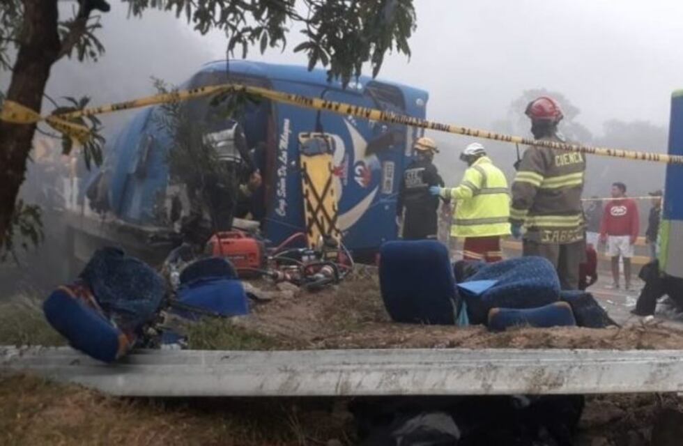 Tragedia en Ecuador: murieron 12 hinchas de Barcelona tras un accidente
