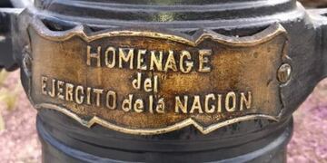 Polémica abierta\u002E En la plaza que lleva el nombre del Libertador, General José de San Martín aparece la palabra \