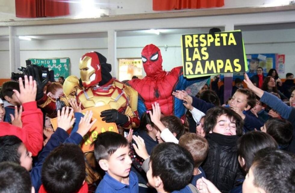 Villa Carlos Paz: Los "superheroes" llegan a los chicos, en campaña por la seguridad vial