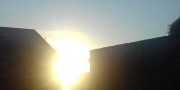 Amanecer entre casas (Vía Rafaela)