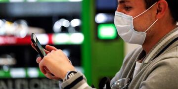 AME4913\u002E SAO PAULO (BRASIL), 16/03/2020\u002E- Personas usan máscaras como precaución contra la propagación del nuevo coronavirus COVID-19 este lunes en el Aeropuerto Internacional de Sao Paulo (Brasil)\u002E El presidente de Brasil, Jair Bolsonaro, ignoró este domingo la contención en eventos sociales recomendada por las autoridades sanitarias y participó en una marcha en favor de su Gobierno y contra el poder Legislativo y Judicial\u002E Alentó a miles de brasileños a salir a las calles, a pesar del riesgo de propagación, y se dio un breve baño de masas en Brasilia, donde le recibieron con gritos de \