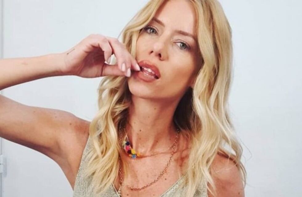 Nicole Neumann mostró de más con una pollera corta y engomada