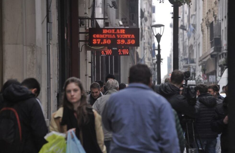 El dólar cerró por debajo de los $39 tras la renuncia de Caputo al Banco Central