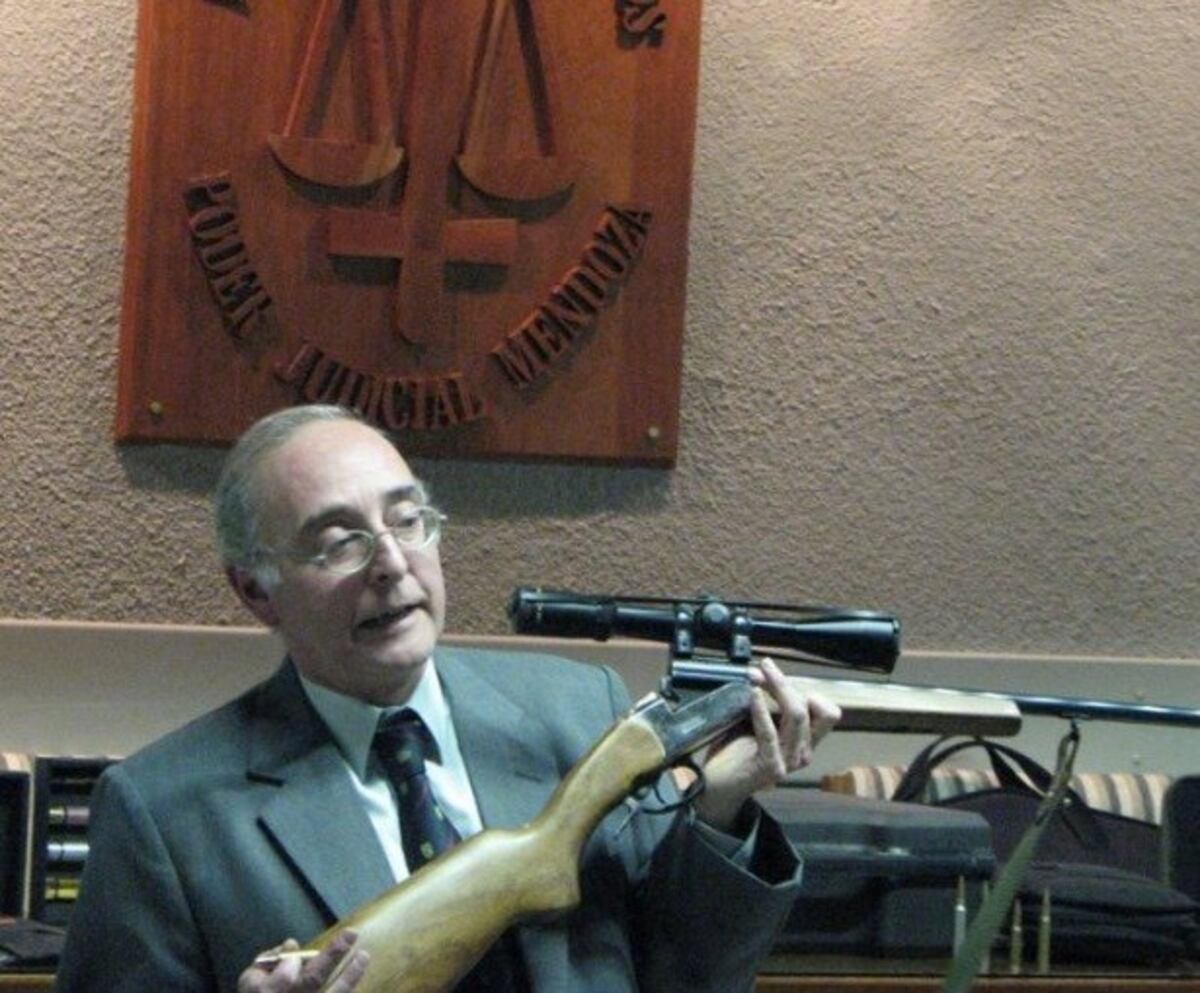 El polémico juez Rafael Escot ordenó la liberación de Nicolás Marchán, acusado por homicidio\u002E En esta imagen es de su Facebook, el que utiliza, además, para promover su hobby: el uso de armas de fuego\u002E