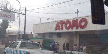 Cinco mujeres intentaron arrebatar mercadería de un supermercado Átomo en Las Heras\u002E