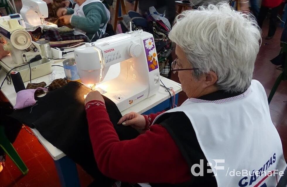 Voluntarias confeccionaron mantas para los más necesitados