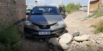 Momento en que la Policía de Mendoza encuentra el Toyota que el chico de 15 le había robado a una mujer en Ciudad\u002E