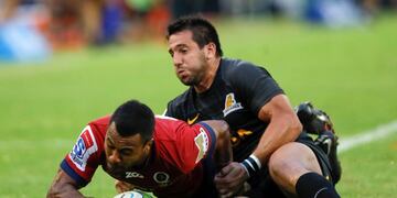 BAS01\u002E BUENOS AIRES (ARGENTINA) 17/03/2018\u002E- El jugador de los Jaguares de Argentina Santiago González (d) disputa el balón con el jugador de los Reds de Australia Aidan Toua (i) hoy, 17 de marzo de 2018, durante el partido de la liga Super Rugby que se juega en el estadio Jose Amalfitani de Buenos Aires (Argentina)\u002E EFE/David Fernández