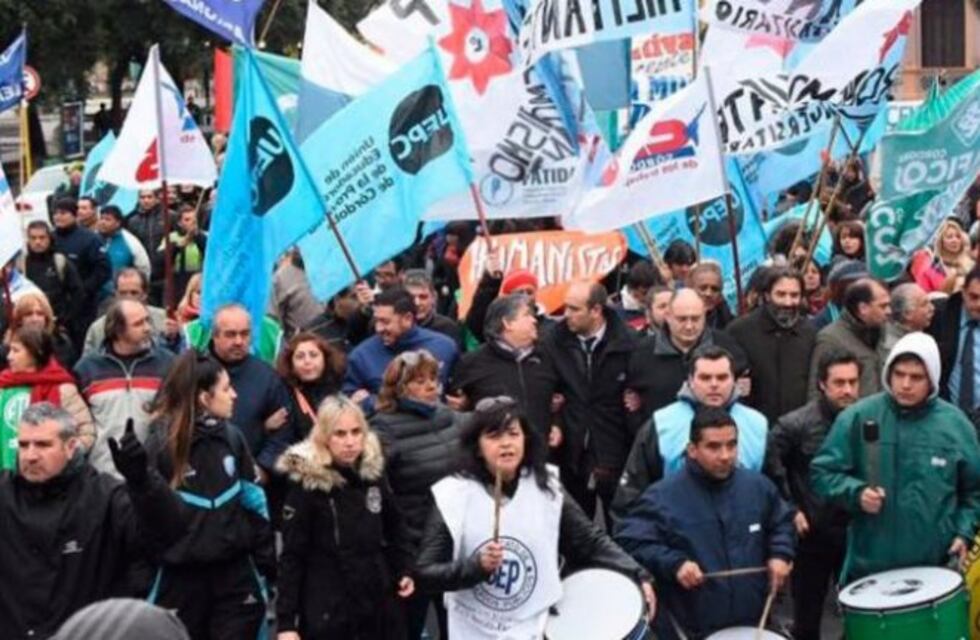 Gremios marchan en Córdoba contra la flexibilización